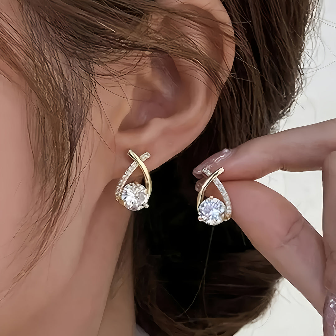Boucles d'oreilles à clou avec croix dorée et zircons
