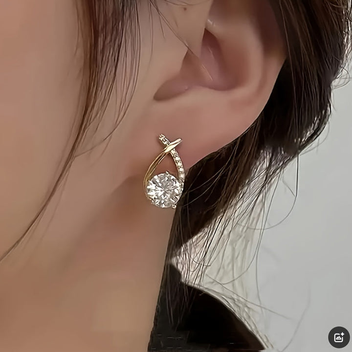 Boucles d'oreilles à clou avec croix dorée et zircons